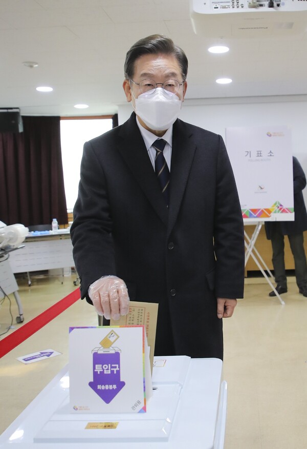 더불어민주당 이재명 대선 후보가 4일 서울 소공동 주민센터에 마련된 사전투표소를 찾아 투표를 하고 있다.