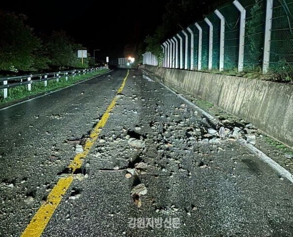 사진=강원 홍천군 서면 모곡리 도로상에서는 23일 내린 폭우로 낙석이 떨어지면서 교통이 통제됐다. 
