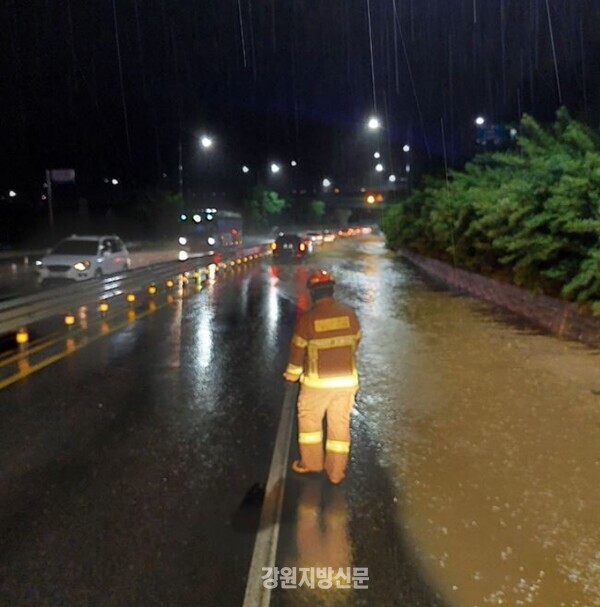 사진=지난 23일 장마에 내린 폭우로 인해 강원 춘천시 석사동 중앙고속도로 진입 전 도로가 침수됐다.