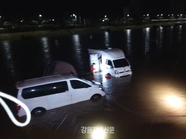 사진=23일 내린 폭우로 인해 강원 홍천강변에서 캠핑을 하던 시민들이 119구조대에 의해 구조되는 등 폭우로 인한 피해가 강원 곳곳에서 일어나 주의가 요구되고 있다. 