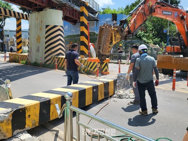 사진=16일 삼척시 정상동 봉황철도굴다리가 교통사고로 구조물이 내려앉아 철거작업이 진행중이다.