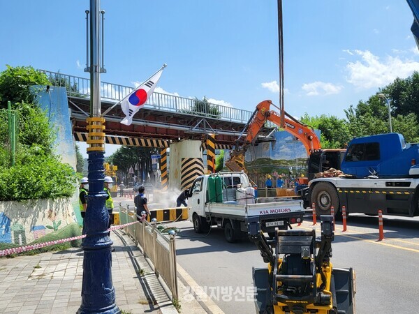 사진=16일 삼척시 정상동 봉황철도굴다리가 교통사고로 구조물이 내려앉아 철거작업이 진행중이다.