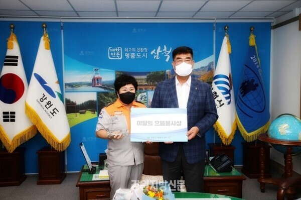 사진=박상수 강원 삼척시장(사진 오른쪽)이 지난 26일 시장실에서 '이달의 으뜸봉사상'을 수상한 신근혜 대원에게 시상하고 격려했다.