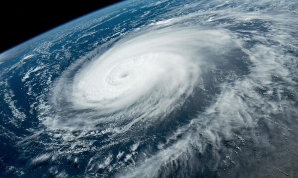 미국 항공우주국(나사) 지구관측소가 4일(현지시각) 우주에서 찍은 태풍 힌남노 사진 두 장을 공개했다. 나사가 공개한 사진은 지난달 31일 오전 국제우주정거장(ISS) 우주인이 촬영한 힌남노와 아쿠아위성이 지난 1일 촬영한 힌남노(사진 아래)다. 
