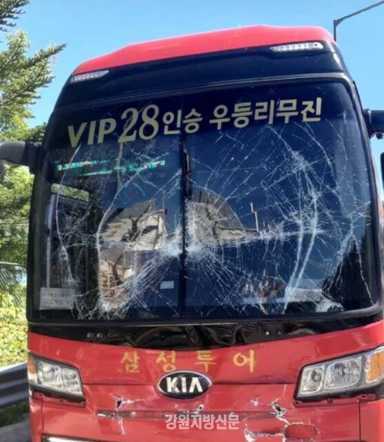 사진=21일 동해안으로 오던 수학여행버스가 추돌하면서 18명이 부상을 입는 사고가 발생했다.