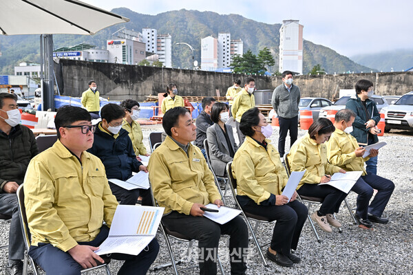 강원 정선군의회 의원들은 12일 사북읍 경로잔치와 주요사업장 현장을 점검하고 관계자들을 격려했다.
