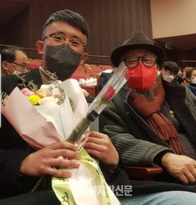 사진=김원석씨의 아들(사진 왼쪽)도 최근 동해안 산불진화에 동참한 공로를 인정받아 표창을 수여받았다.