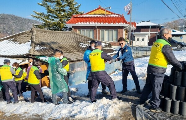 강원 홍천군 교경협의회와 홍천경찰서 직원들이 참여해 불우이웃을 위한 연탄나르기를 하고 있다.