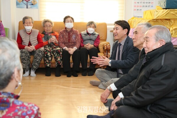 사진=김진태 강원도지사가 지난 18일 도내의 한 경로당을 찾아 어르신들에게 새해 인사를 전하고 있다.