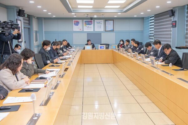 사진=함명준 고성군수 주재로 열린 2024년 국비확보 추진전략 보고회가 지난 8일 열렸다. 