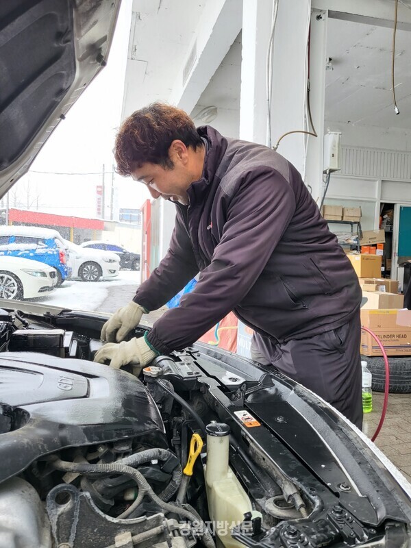 ◆사진=엔진 소리로 먼저 차량 상태를 파악하고 있는 김두철 정비산업기사.