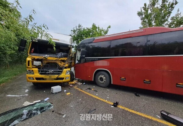 ▲사진=지난 14일 강릉에서 발생한 관광버스 대 화물차(11톤 탑차) 운전석 부분 충돌사고.