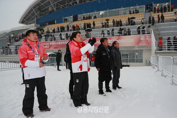 사진=2024강원동계청소년올림픽이 지난 19일 개막했다. 20일인 경기 첫 날 김진태 지사가 대회장을 찾아 기상악화대비 제설 교통 특별지시를 했다.  