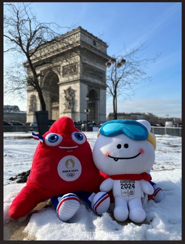 2024강원 동계청소년올림픽 마스코트 뭉초(사진 오른쪽)와 파리 올림픽 마스코트 프리주가 개선문을 배경으로 나란히 앉아있는 사진이 프랑스 필립 베르투 대사의 SNS계정에 올려져 있어 눈길을 끈다. 