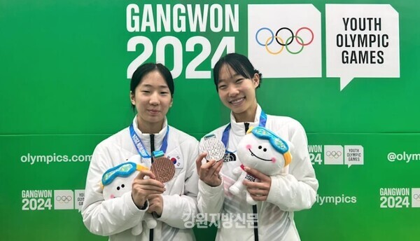 대한민국 쇼트트랙 정재희 선수(사진 왼쪽)와 강민지 선수가 2024강원동계청소년올림픽대회 여자 500m 파이널에서 각각 동메달과 은메달을 들어보이고 있다.  