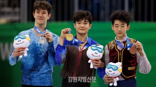 강원 2024 피겨스케이팅 남자 싱글 메달리스트 (왼쪽부터 아담 하가라, 김현겸, 얀하오 리)
