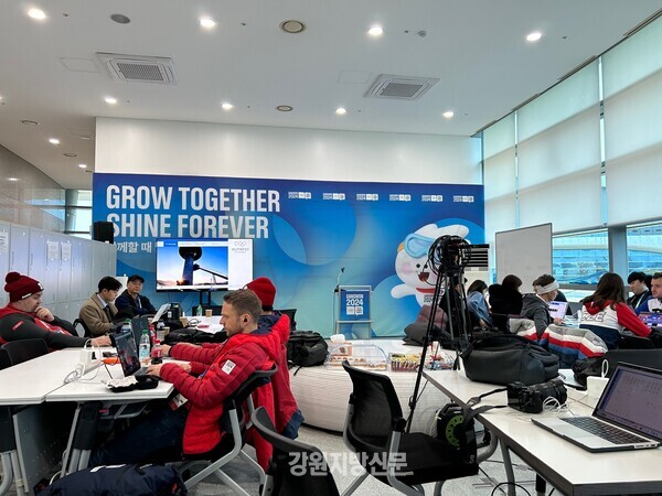 ▲2024강원동계청소년올림픽대회를 위해 대한민국을 방문한 해외 현직 기자들이 강릉 메인미디어센터(MMC)에 모인 가운데 대회 소식을 각국에 전파하면서 이번 대회의 '일등공신 통역사'라는 애칭이 붙었다.