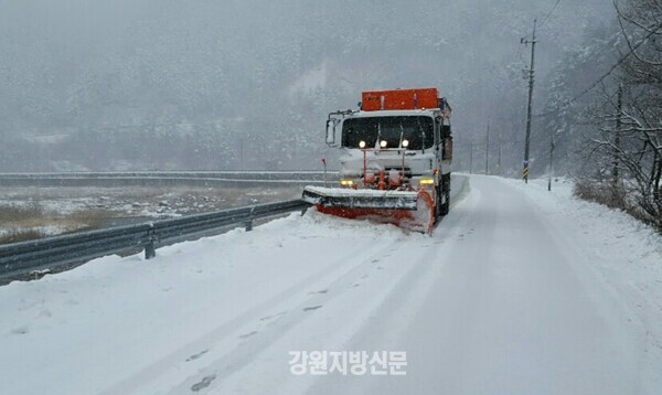 ▲사진=최근 폭설이 내린 강원 지역에 재설차량이 눈을 치우고 있다. 